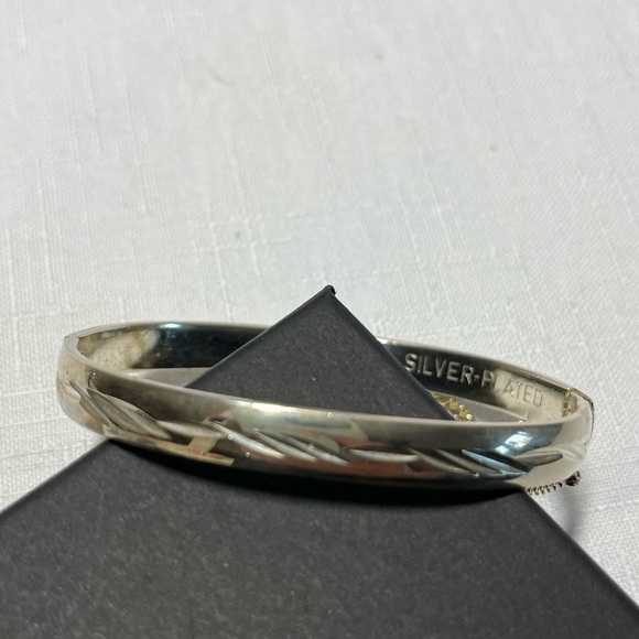 Elegant Silver Plated Bangle Bracelet. Safety chain. Etched. Hinged. Vintage - Picture 6 of 8